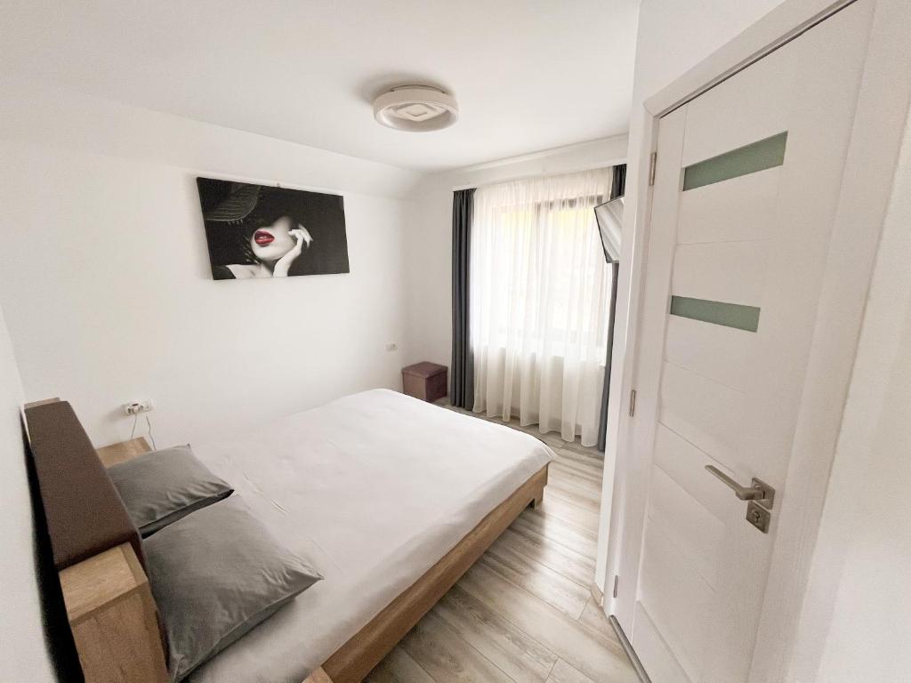 Dormitor cu decor cald și lenjerie de calitate